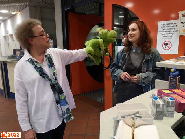 Vorlesepatin Jutta und der B&uuml;cherdrache Julius unterhalten sich mit den G&auml;sten